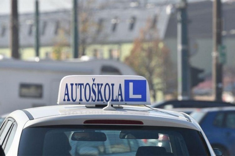 Instruktor optužen da je kandidatkinju htio uhvatiti za grudi