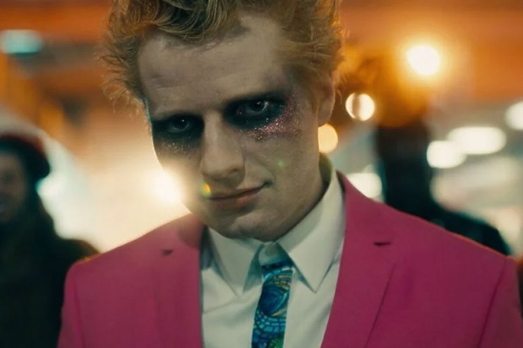 Ed Širan objavio novu pjesmu, u spotu se transformisao u vampira