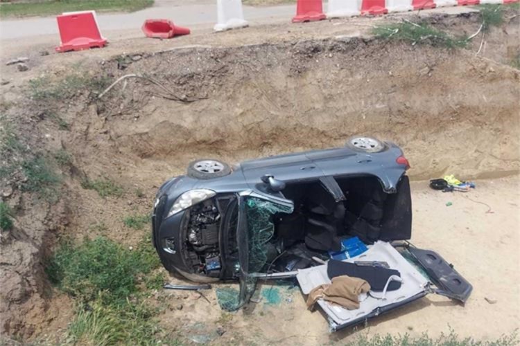 Atomobil upao u rupu u blizini pruge