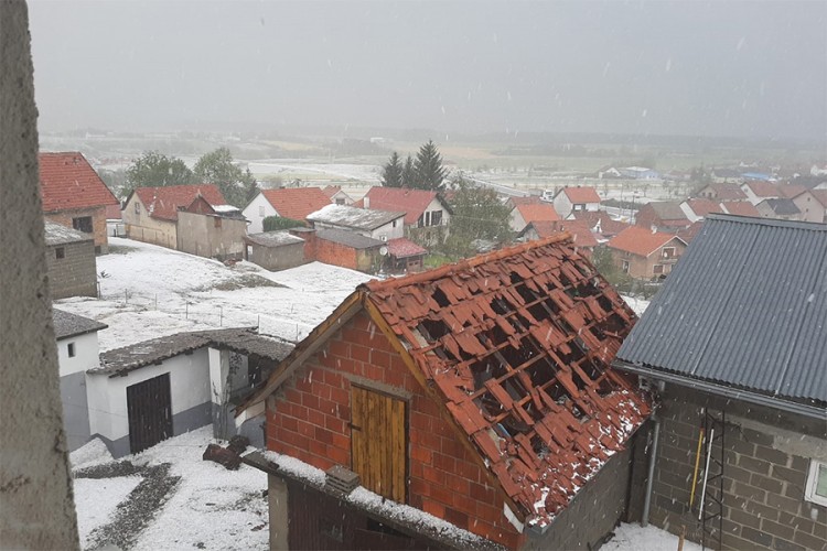 Nevrijeme u 15 minuta poharalo Požegu i napravilo štetu