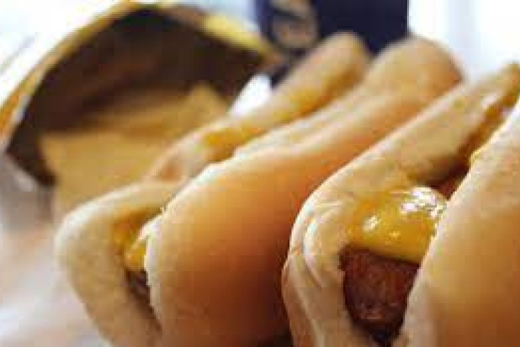 Pojeo dva hot doga, pa radnicima ostavio bakšiš od 16.000 dolara