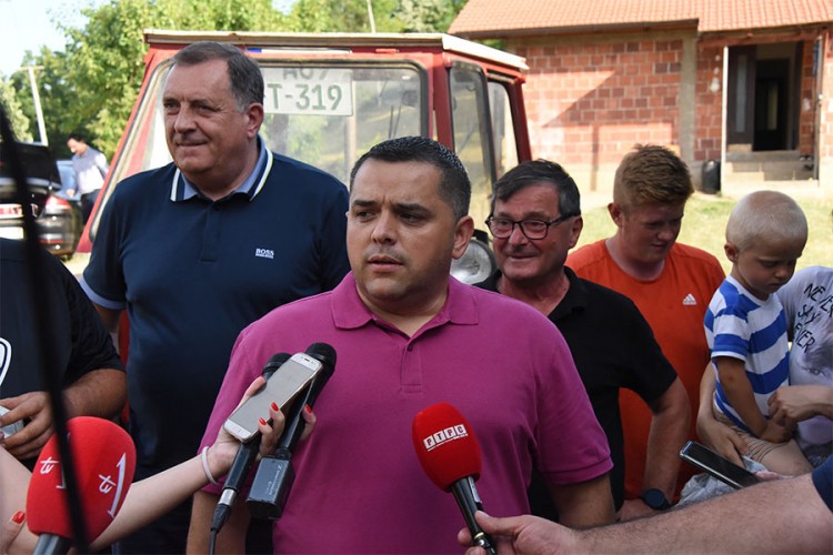 Dodik uručio traktor samohranom ocu petoro djece