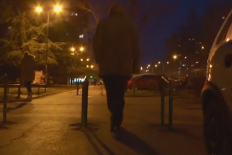 Niš u strahu: Muškarac bode građane s leđa u parku