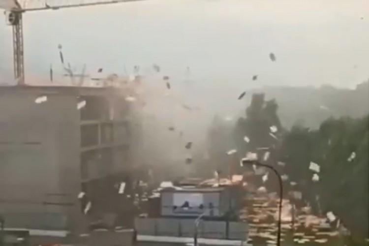 Moskvu pogodio uragan, grom udario u trafo-stanicu