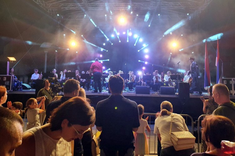 Veličanstven koncert dva orkestra na Trgu Krajine