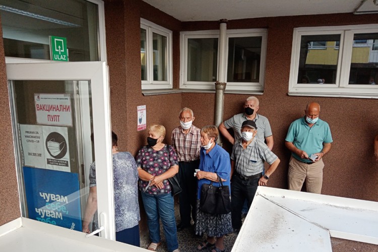 Gužve zbog građana koji na vakcinu dolaze mimo termina