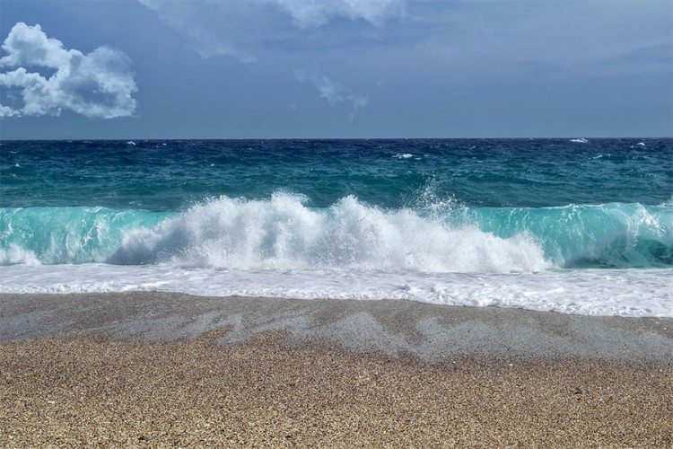 Fotografije muškaraca s plaže u Dalmaciji postale hit na Facebooku
