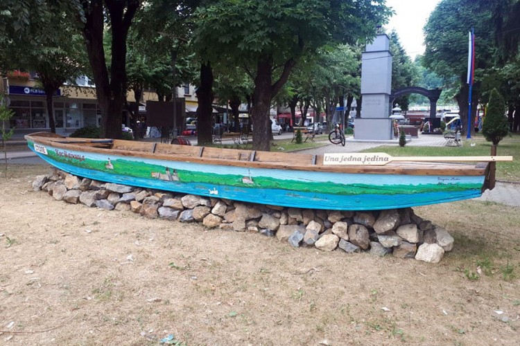 Čamac u Kostajnici kao slikovita turistička atrakcija