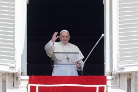Papa Franjo operisan