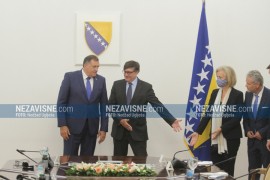 Dodik odbio da se slika pored zastave BiH