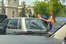 Snimljena tuča u centru grada: Djevojka udarala muškarca