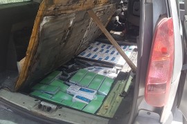Pronađeno 3.500 kutija cigareta u autu, vozač uhapšen, vozilo oduzeto