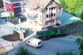 Lokomotiva udarila kamion na pružnom prelazu, dvoje povrijeđeno