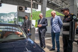 Krivokapić dočekivao turiste na granici sa Srbijom