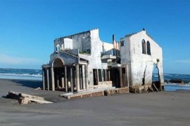 Misteriozna napuštena vila nasukala se na plažu (Video)
