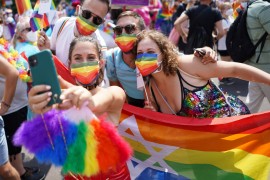 Hiljade na Povorci ponosa u Berlinu, većina nosi maske duginih boja