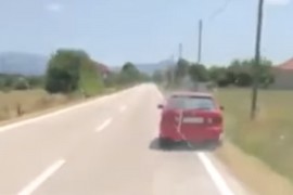 Pijan sletio sa puta, iz automobila iza snimili nekontrolisanu vožnju