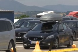 Kilometarske kolone zbog smjene turista na granici Srbije