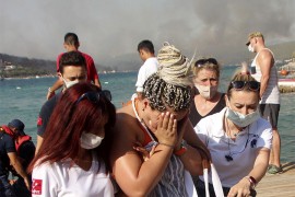Evakuacija iz Bodruma zbog požara, turisti pohrlili ka spasilačkim ...