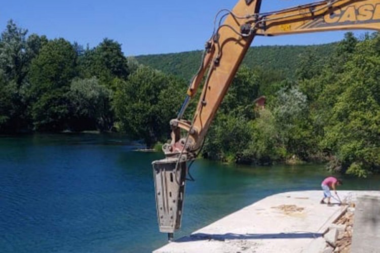 Investitor uklonio beton s obale Une