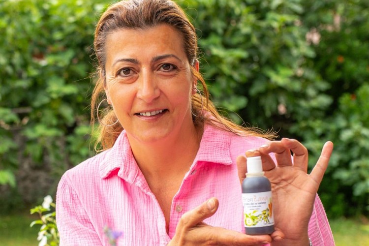 Medicinska sestra pravi preparate za njegu: Ulje za provjeren bronzani ten
