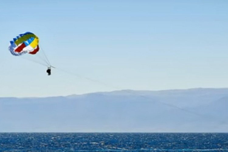 Ajkula iskočila iz vode i odgrizla dio noge paraglajderu, sve snimljeno