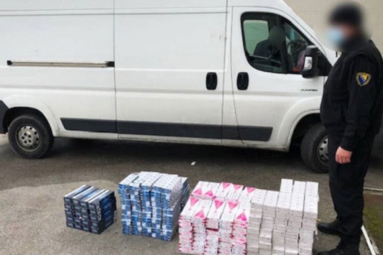 Pobjegao sa mjesta nezgode pa mu pronašli 32.490 paklica cigareta
