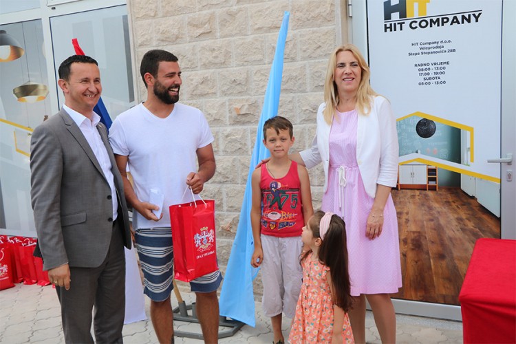 Cvijanovićeva i Ćurić uručili ključeve stanova mladim bračnim parovima
