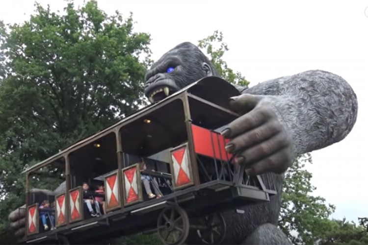 Neobičan rolerkoster: King Kong baca ljude u vagonu i okreće za 360 stepeni