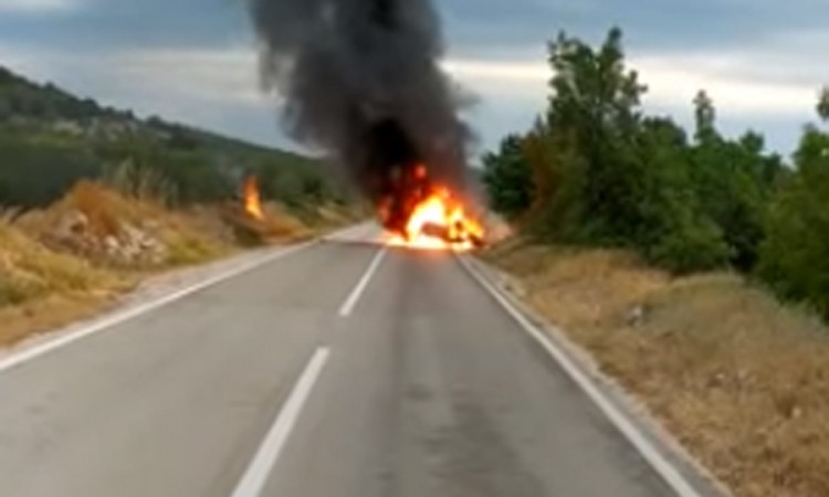 Stravičan udes kod Vodica, auto potpuno izgorio