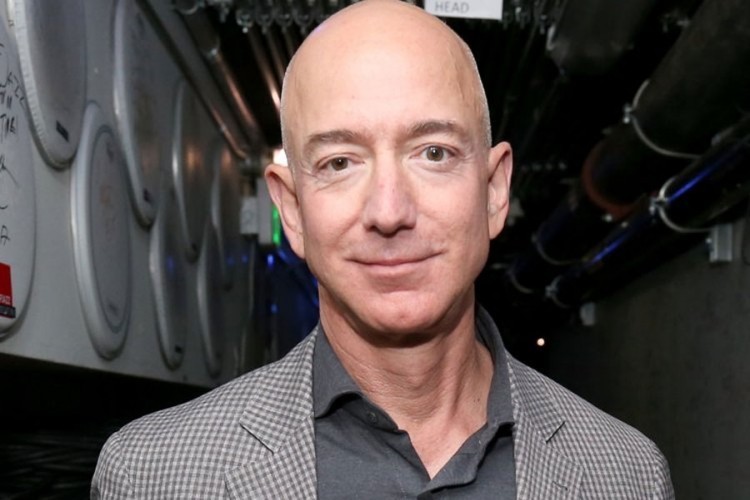 Bezos se povlači sa čela Amazona