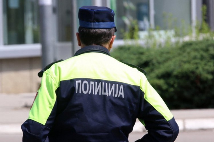 Policajcu prijetio da će u njega ispaliti rafal i zaklati ga