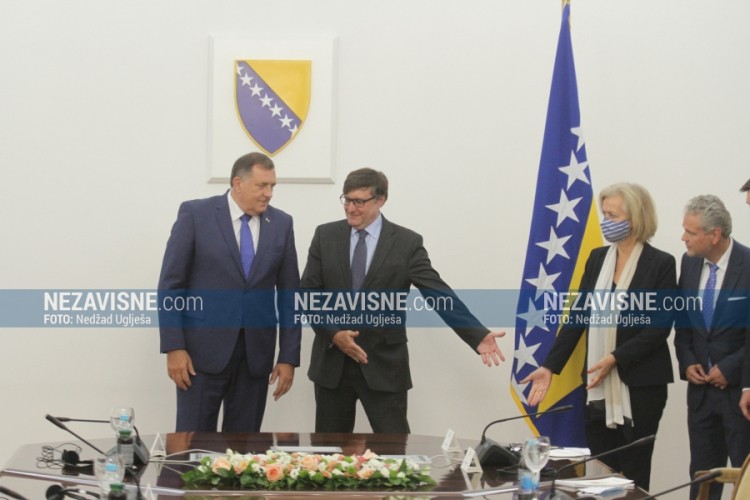 Dodik odbio da se slika pored zastave BiH