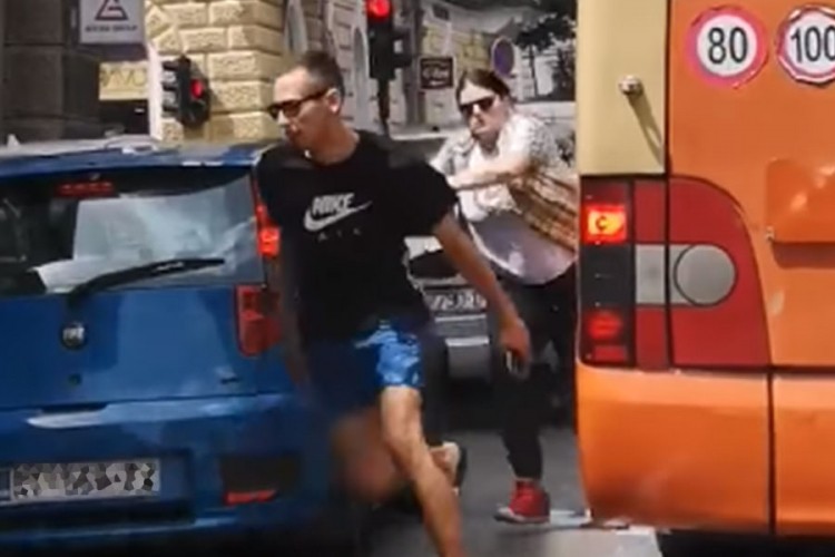 Napao ženu za volanom, ona izašla pa muškarac pobjegao