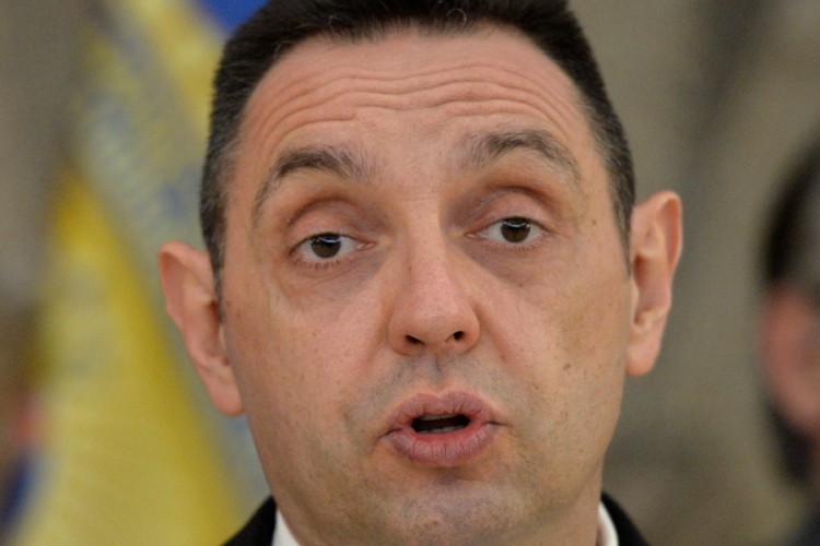 Vulin poručio: Srbija neće biti na kolenima