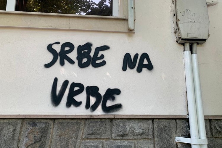 Na srpskom konzulatu u Plovdivu osvanulo "Srbe na vrbe"