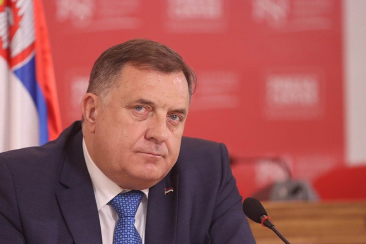 Dodik ambasadorima iz RS: Zastave ne treba spuštati na pola koplja 11. jula