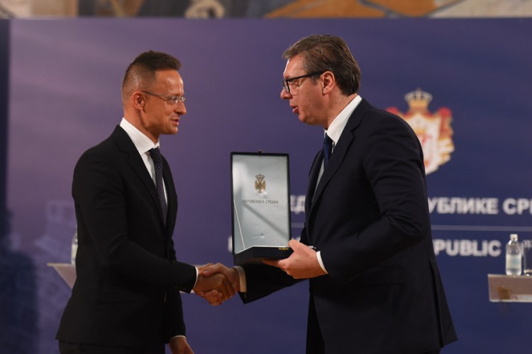 Vučić uručio odlikovanje Sijartu