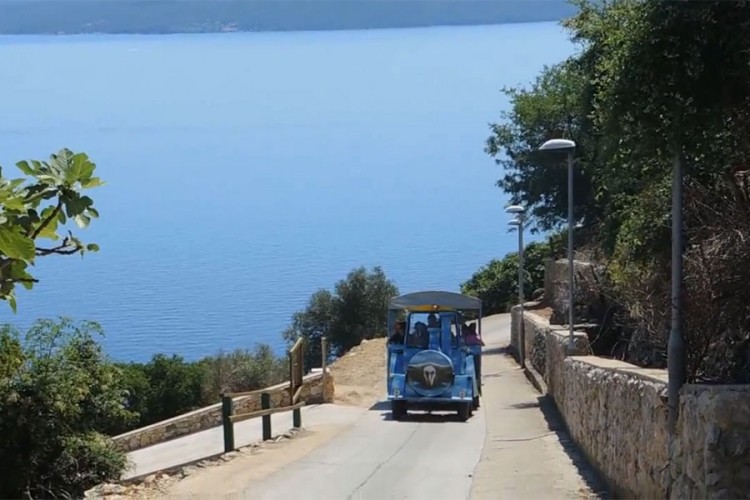 Ispala iz turističkog vozića na Cresu