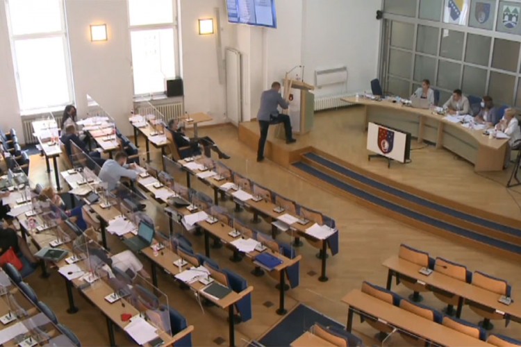 Poslanik donio metle i lopate na sjednicu Skupštine