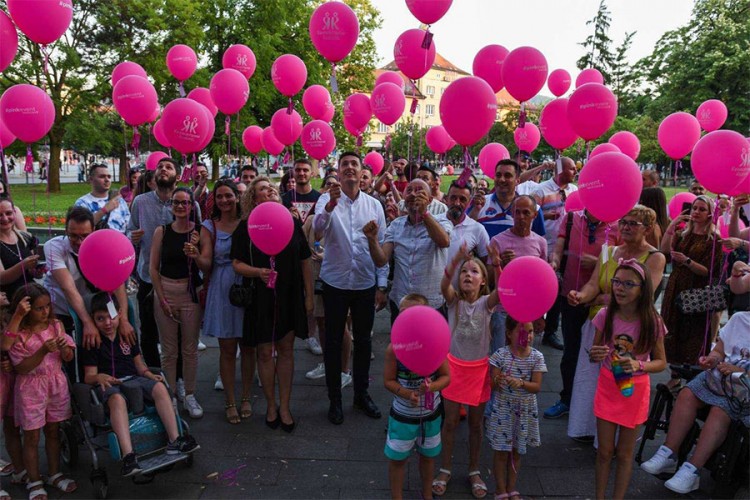 Posjetioci  performansa Pink event "utiske gurali pod tepih"