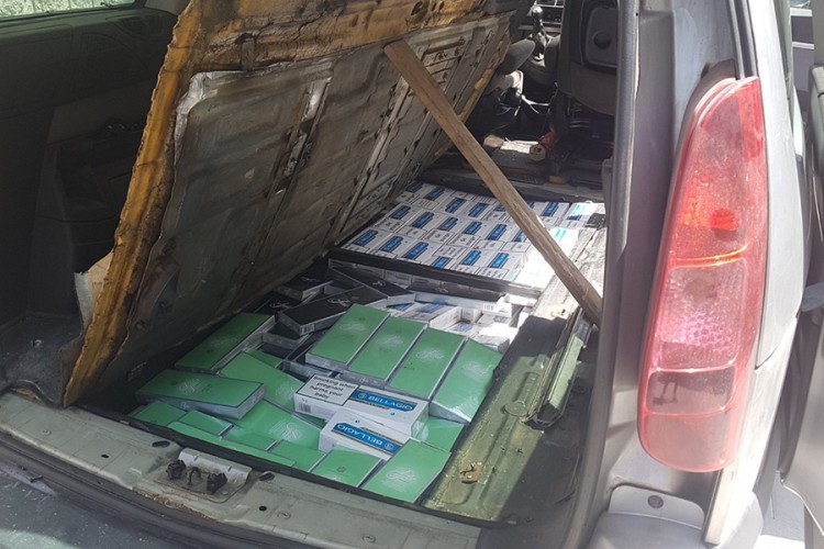Pronađeno 3.500 kutija cigareta u autu, vozač uhapšen, vozilo oduzeto