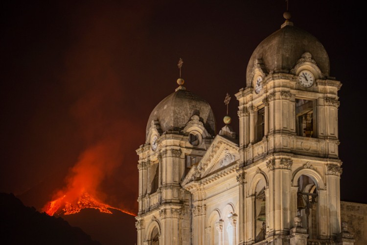 Katanija pod pepelom, Etna lavu bacala do 1.000 metara u visinu