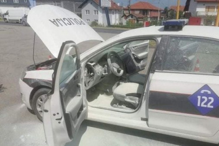 Na benzinskoj pumpi se zapalilo policijsko vozilo