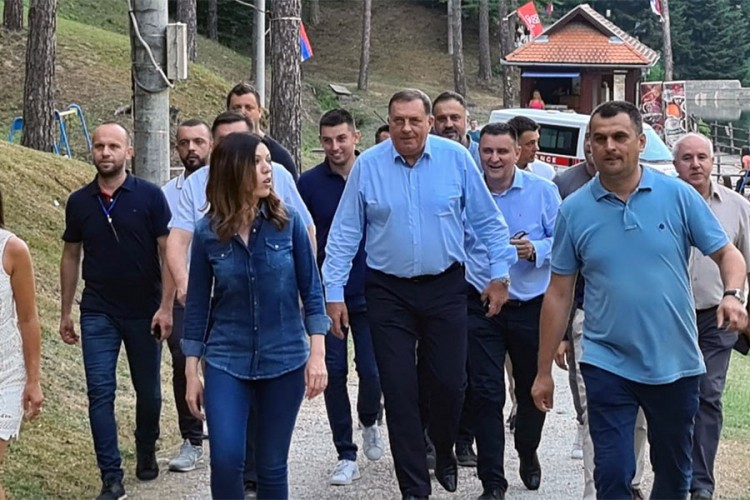 Dodik u Doboju: Dajemo nadu mladima da možemo riješiti mnoga pitanja