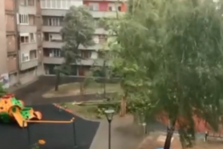 Snažno nevrijeme u Šapcu, vjetar rušio drveće