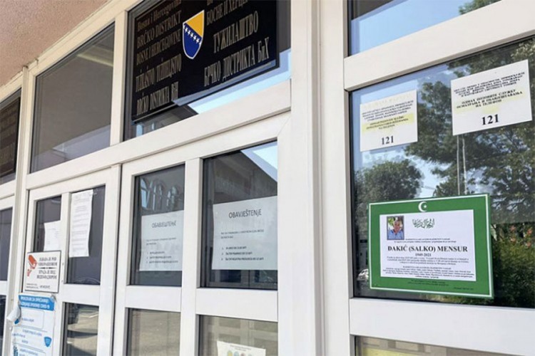 Smrtovnica ratnom zločincu na pravosudnim institucijama, Srbi reagovali