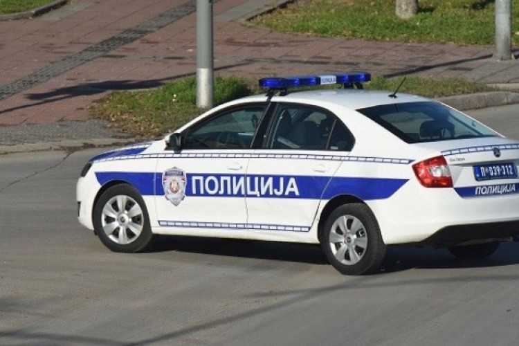 Kamion pun pijeska prevrnuo se na auto-putu, vozač prevezen u bolnicu