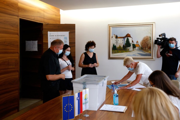 Slovenci na referendumu izglasali zabranu gradnje objekata uz vodene površine