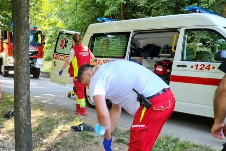 Hitna pomoć spasila muškarca koji je s mosta skočio u plićak